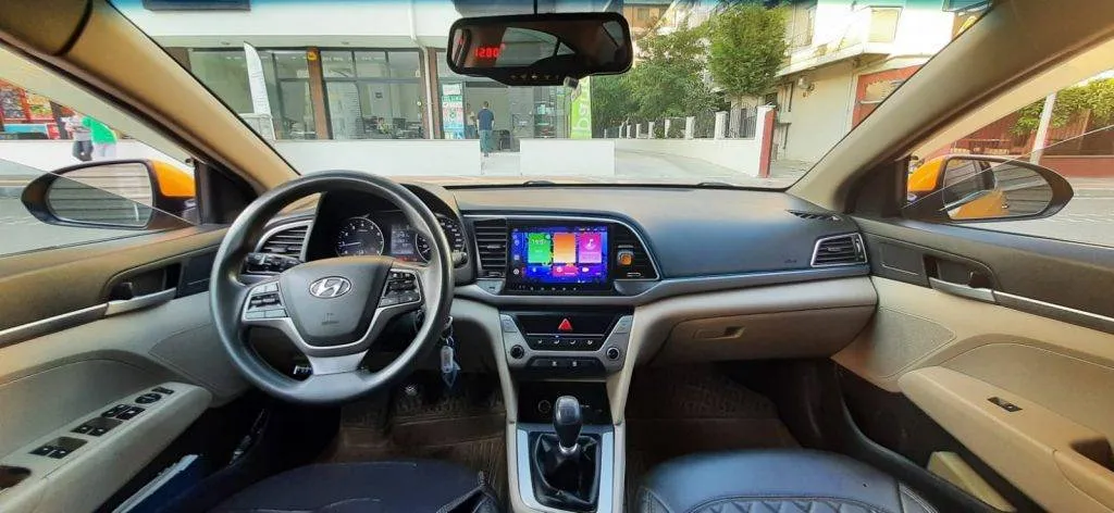 Yüksek çözünürlüklü taksi iç tasarımı, Çanakkale'de güvenilir taksi hizmeti, konforlu araba içi ve modern ulaşım çözümleri, Taksi Çanakkale'nin şık ve hijyenik araçları, şehiriçi ulaşımda tercih edilen taksiler.